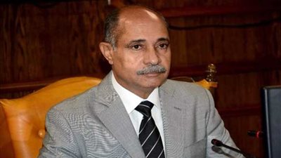 وزير الطيران يتفقد مصنعي الصناعات الخشبية والبلاستيكية بـ