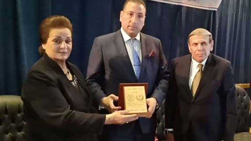 محافظ البحيرة تكرم