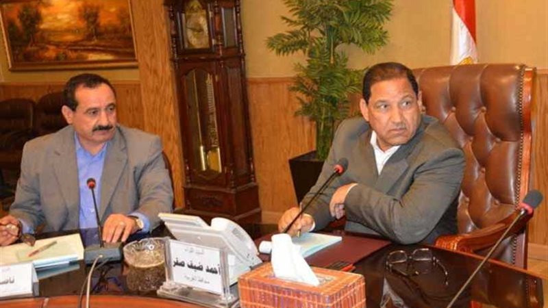 محافظ الغربية يبحث