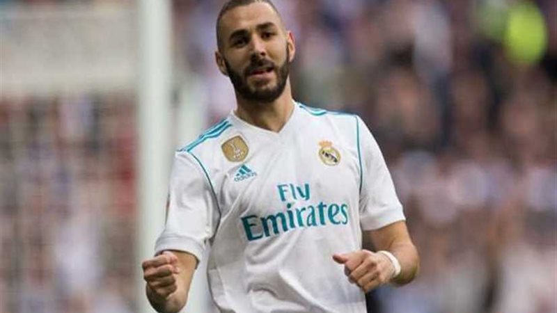 بنزيما يحتفل بمرور