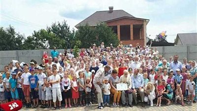 أكبر عائلة في العالم.. الجد 87 عامًا والأبناء والأحفاد 346 شخصًا..(صور)