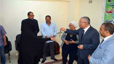 محافظ المنيا يسلم 4 منازل للأسر الأولى بالرعاية بأبوقرقاص
