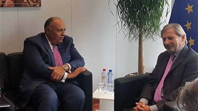 وزير الخارجية يلتقي المفوض الأوروبي لسياسة الجوار