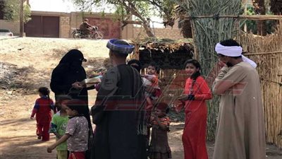 بالصور.. تعرف أين يسكنون.. ينامون في عشش وأطفالهم بلا تعليم