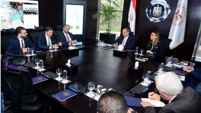 وزيرا الاستثمار والاتصالات يتفقان على تطوير المناطق الاستثمارية التكنولوجية