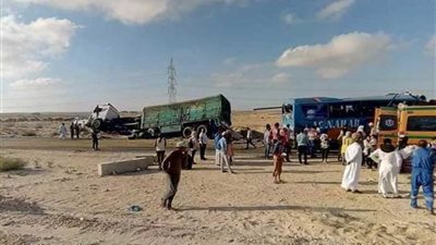 بالصور ..مصرع 8 وإصابة 27 في تصادم على طريق 