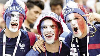 الجماهير الفرنسية تغلق شوارع باريس احتفالا بتأهل منتخبها لنهائي المونديال