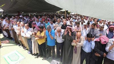 مئات الفلسطينيين يؤدون صلاة الجمعة في 