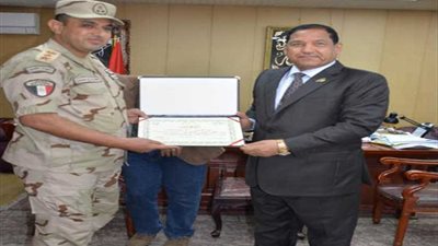 محافظ الغربية يكرّم المستشار العسكري