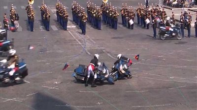 حادث مُحرج في احتفالات فرنسا بالعيد الوطني أمام ماكرون (فيديو)