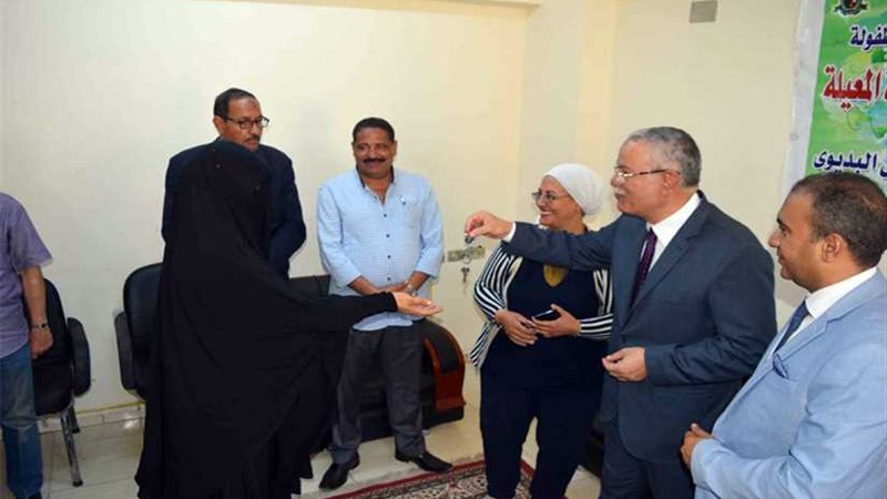 محافظ المنيا يسلم