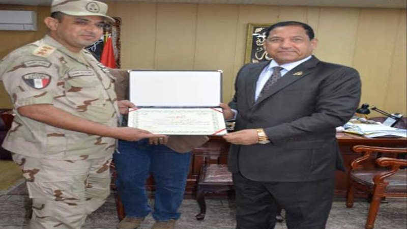 محافظ الغربية يكرّم