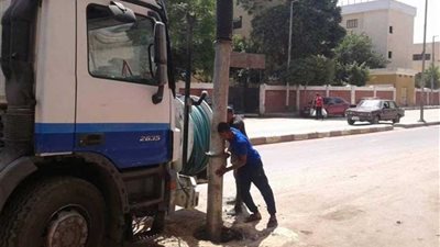 مياه أسيوط تنفذ خطتها لتطهير بيارات صرف منطقة الأربعين.. 