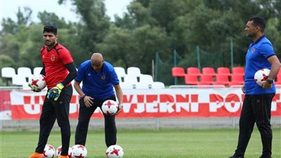 تدريبات منفردة لمهاجم الأهلي