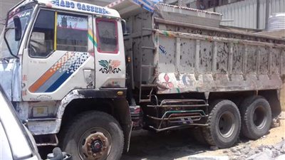 الجيزة تضبط سيارة نقل لقيامها بإلقاء مخلفات هدم على الدائري