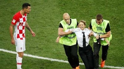 شاهد.. مشجعان يقتحمان مباراة فرنسا وكرواتيا في نهائي المونديال