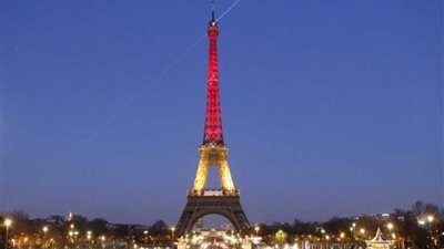 إضاءة برج إيفل وقوس النصر بألوان العلم الفرنسي احتفالا بالتتويج بالمونديال