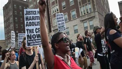 اشتباكات دامية في شيكاغو بعد مقتل رجل أسود برصاص الشرطة