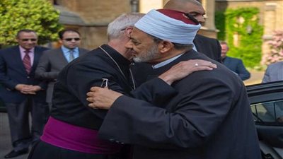 كبير أساقفة كانتربري يستقبل الإمام الأكبر لدى وصوله 