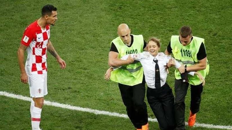 شاهد.. مشجعان يقتحمان