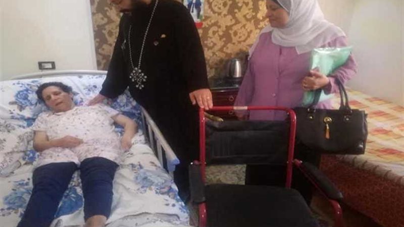 كرسي متحرك لمصابة