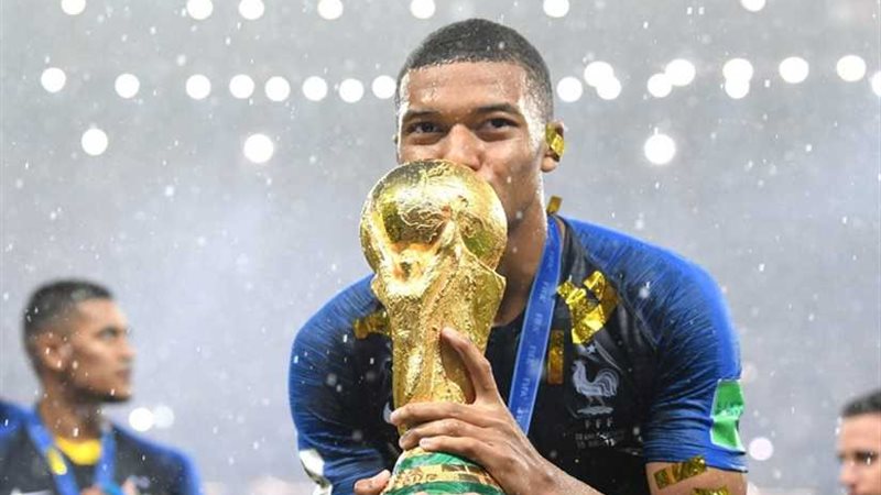 مبابي يتبرع بكل مكافآت