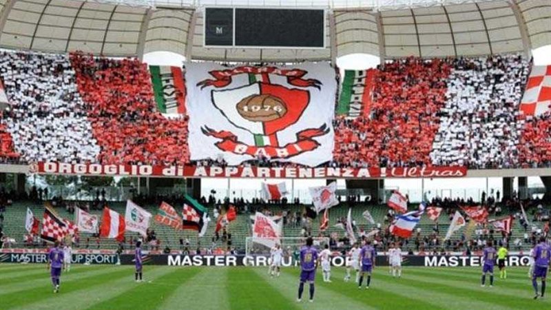 باري الإيطالي يشهر