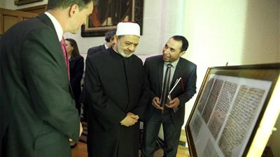 الإمام الأكبر يتفقد أقدم مخطوطة للقرآن الكريم في العالم