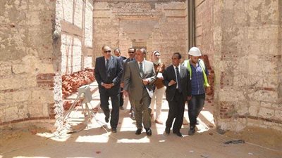 محافظ الإسكندرية يتفقد الاكتشافات الأثرية