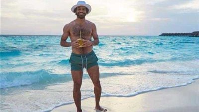 «صلاح» ينشر صورة له أثناء عطلته على أحد الشواطئ