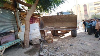 إزالة الإشغالات بمدينة منفلوط لنقل الباعة الجائلين إلى السوق..