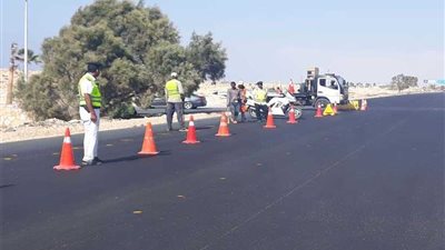 المرور تضع لوحات إرشادية على الطرق لتعريف قائدي السيارات بالسرعات المقررة