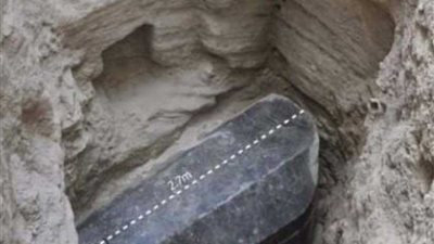 انتهاء استخراج ورفع أضخم تابوت أثري عثر عليه بالإسكندرية