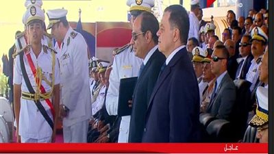 السيسي يسلم الأنواط لأوائل الخريجين من كلية الشرطة..(فيديو)