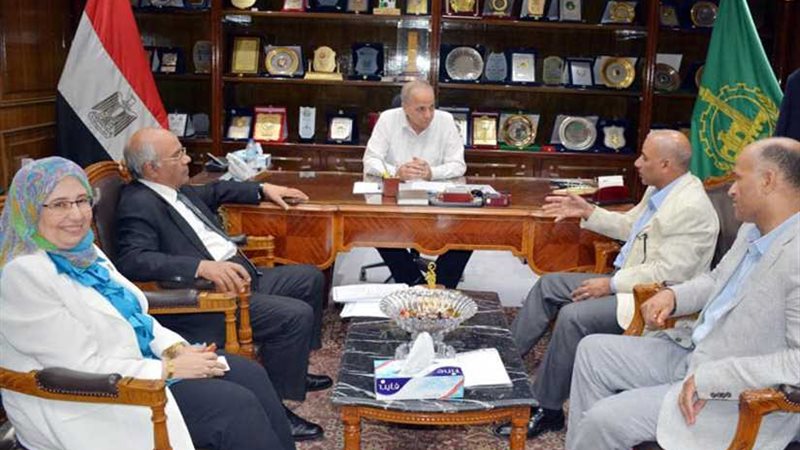 محافظ القليوبية يناقش