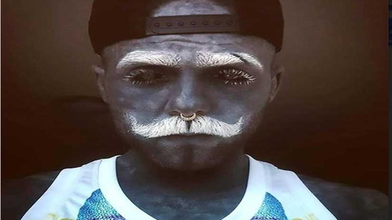 رجل مغطى بـ 90٪ بــالوشم