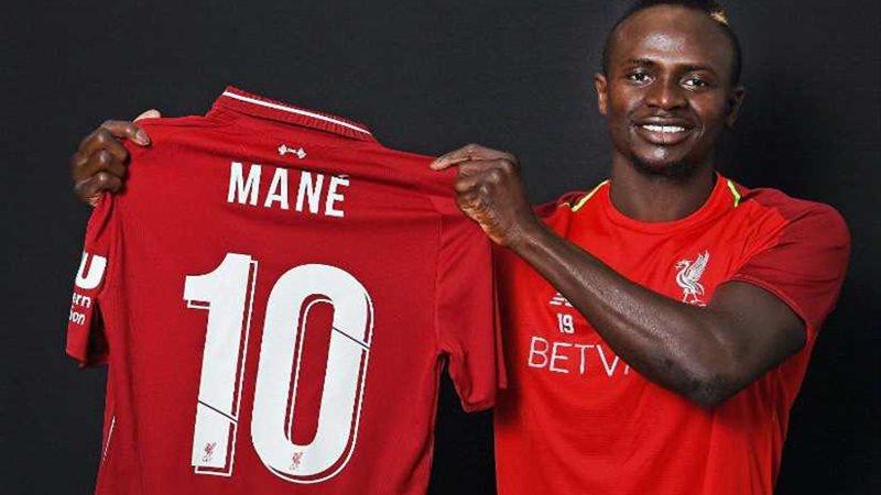 ساديو ماني يرتدي