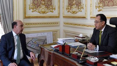 رئيس الوزراء يناقش مع 