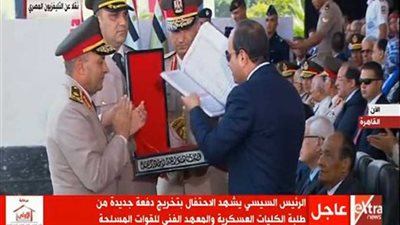 مدير الكلية الحربية يقدم 