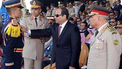 السيسي يكرم أوائل خريجي الكليات العسكرية.. فيديو
