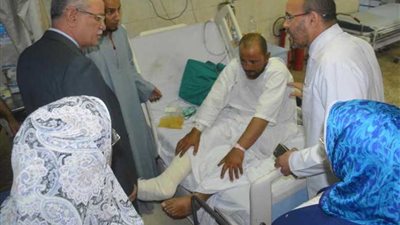 محافظ المنيا يزور مصابي حادث الشرفا بالتأمين الصحي