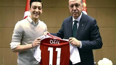 أوزيل يعتزل اللعب دوليًا بعد انتقادات بسبب صورته مع 