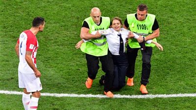 محكمة روسية تؤكد شرعية اعتقال السيدات الراكضات في ملعب نهائي المونديال