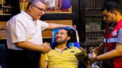 نصير شمة يتبرع بالدم مع تلاميذه في بيت العود بالقاهرة (صور)