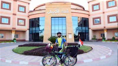 شاب يقطع ٨٠٠ كيلو بالدراجة لدعم الأورمان والسياحة بالأقصر (صور)