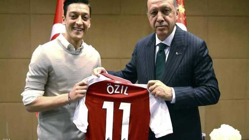 أوزيل يعتزل اللعب