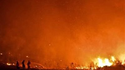 إنقاذ 52 سائحا إثر اندلاع نيران بقارب شمال غربي إسبانيا