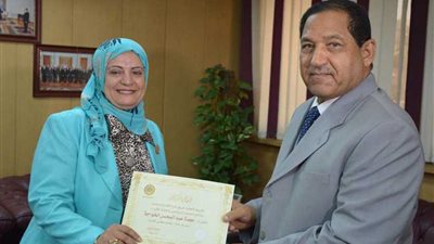 محافظ الغربية يكرم فريق الكرة النسائية لنادي الصيد بالمحلة