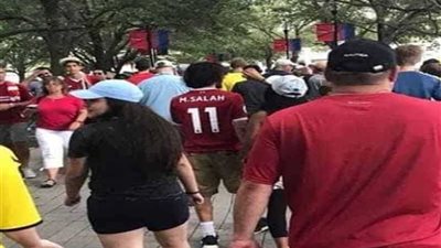 شاهد.. مشجعو ليفربول يرتدون قميص «صلاح» قبل لقاء مانشستر سيتي