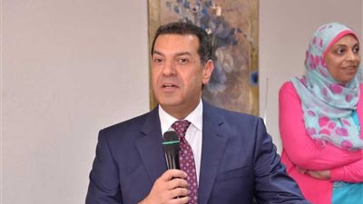 محافظ أسيوط يسلم تعويضات وشهادات 